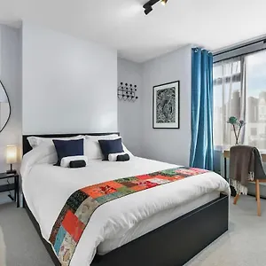  Holiday home Modern Double Bedroom In 1